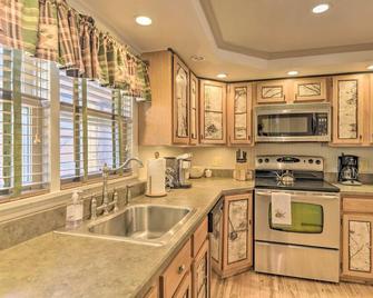 Townhome with Deck Walk to Mirror Lake and Main St! - Lake Placid - Kitchen