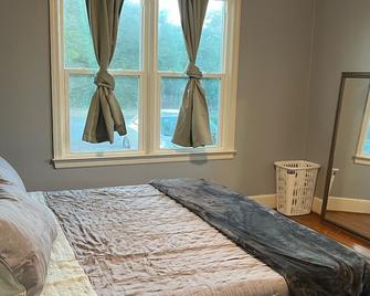 Hidden Oasis of West Columbia - Forest Acres - Bedroom