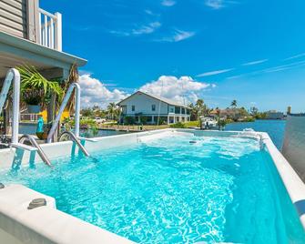 Latitude 26 Waterfront Boutique Resort - Bonita Springs - Piscina