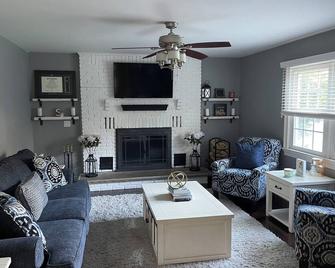 Fabulous 4-bedroom house with WiFi in Sussex - Sussex - Living room