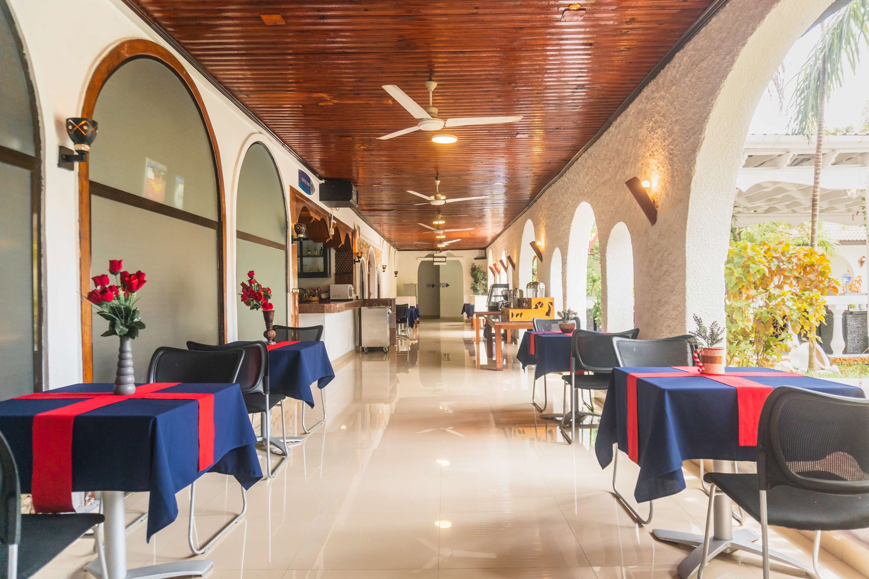 Best Western Jangwani Sea Breeze Hotel - דר א-סאלאם - מסעדה