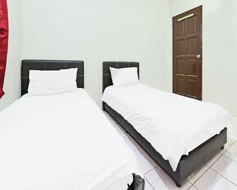 OYO 90596 Casaria Inn - Paka - Quarto