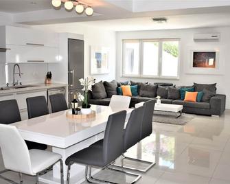Modern Villa With A Pool! - Drašnice - Dining room