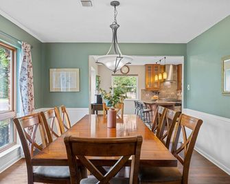 Beautiful Tudor Style home centrally located, and packed with amenities! - Belton - Comedor