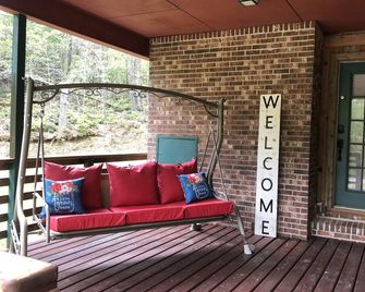 Cabin with Hot Tub Firepit and Fireplace near waterfalls, wineries on 1.25 acres - Murphy - Patio