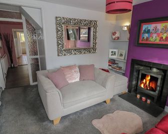Cherry Blossom Cottage - Stratford-upon-Avon - Living room