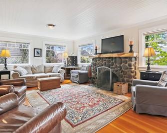 Rees Cottage - Beachcomber Vacation Homes - Cannon Beach - Living room