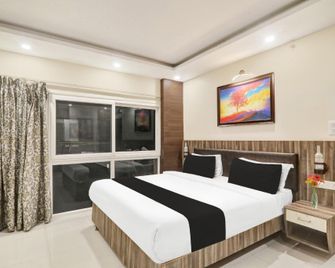 OYO 826909 Kunwar Aalcajars - 巴特那 - 臥室