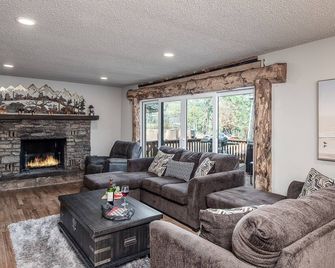 Modern Twist | Pet-Friendly Cabin + Serene Balcony Views - Ruidoso - Sala de estar