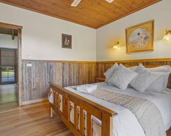 Stayau Cottage Sunset 2br Farm Retreat - Badger Creek - Bedroom