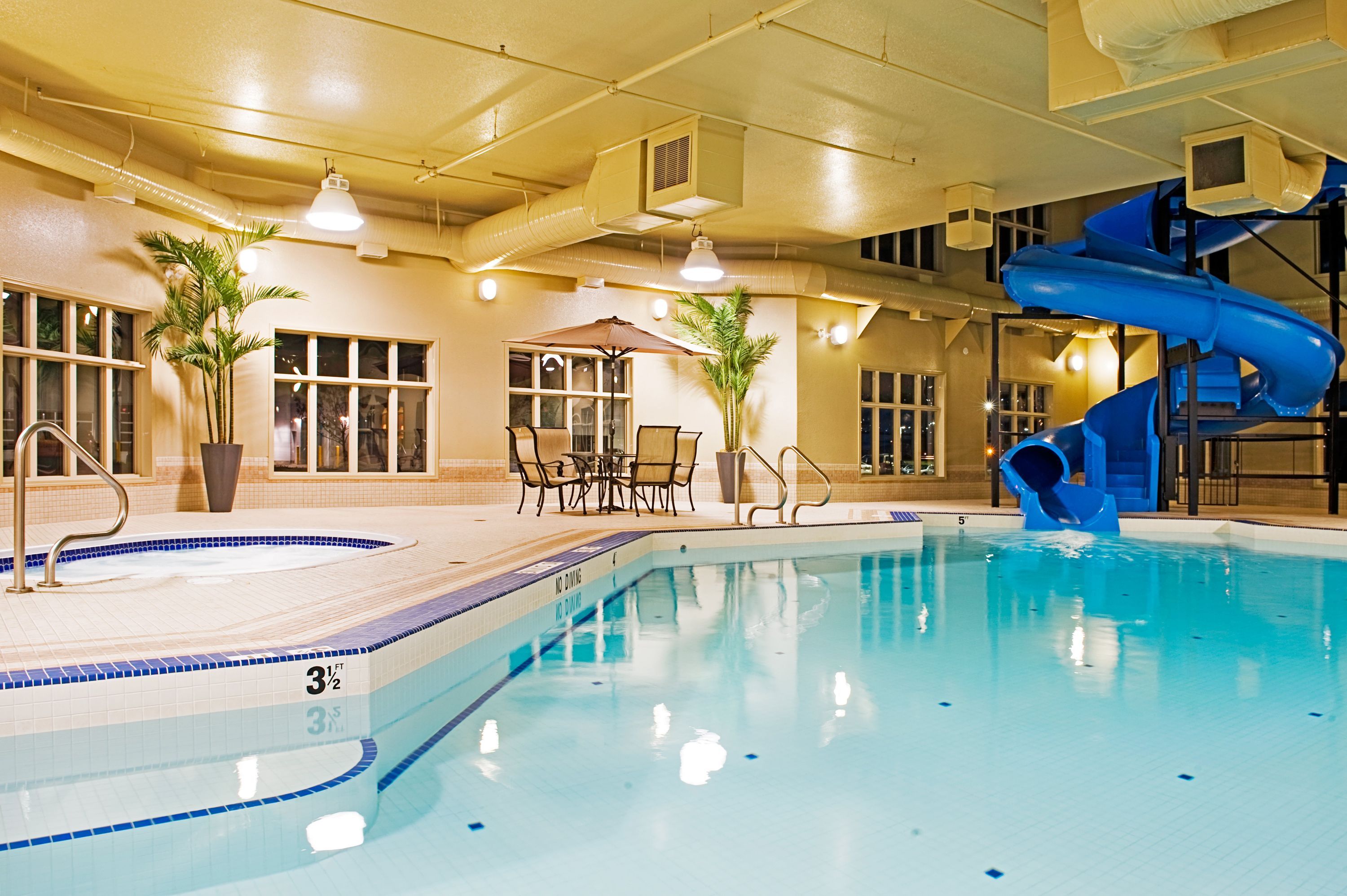 Holiday Inn Express Grande Prairie By IHG - גרנד פריירי - בריכה