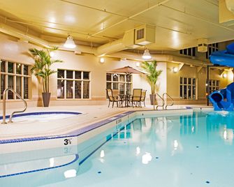 Holiday Inn Express Grande Prairie By IHG - גרנד פריירי - בריכה