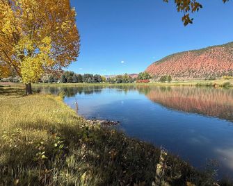Tranquil farmhouse coi pond chickens duck eggs and pigmy goats, in New Castle co - New Castle - Vista del exterior