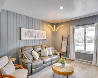 Steps to Lake Michigan Manitowoc Home with Fire Pit - Manitowoc - Living room