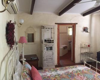 Mellers of Auburn Cafe and Accommodation - Auburn - Schlafzimmer