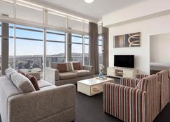 Oaks Brisbane Casino Tower Suites - Brisbane - Living room