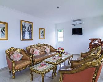 RedDoorz @ Jatiwaringin - Bekasi - Oturma odası