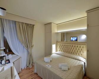 Hotel Arcobaleno Siena - Siena - Schlafzimmer
