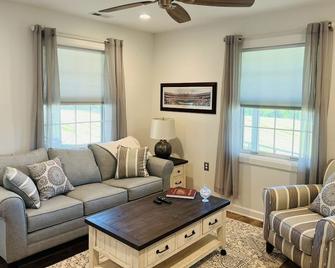Mt. Gilead Sunrise- Country Suite close to wineries, breweries & wedding venues - Leesburg - Living room