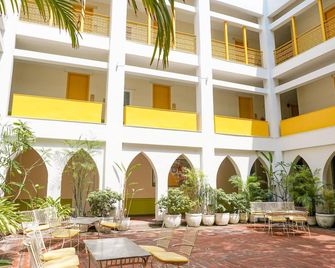 بلوم بوتيك - سيجنتشر تاورز - جورجاون - شرفة مرصوفة