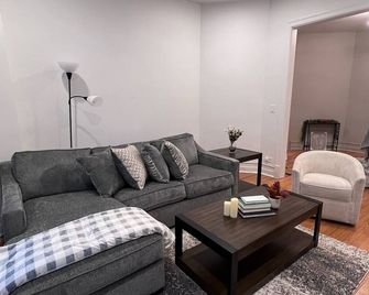 Charming Bronzeville Oasis - شيكاغو - غرفة معيشة