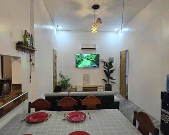 Summers Transient house with AC, WiFi in tranquil Digos City - Digos - Salle à manger