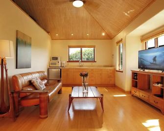 Suite on North Shore property. Walk to beach & town! - Paia - Sala de estar