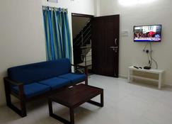 2 Bedroom Apartment Near Basavatarakam Indo American Cancer Hospital. - Hyderabad - Living room