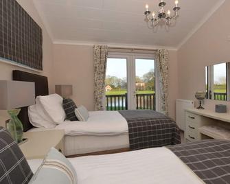 BADGERS DEN- A luxury lodge, 2 en-suite bedrooms with private hot tub - Alford - Bedroom