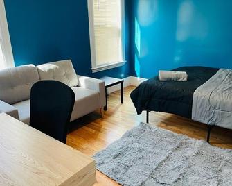 Spacious 4-bedroom apartment with AC, WiFi in charming Boston - بوسطن - غرفة نوم