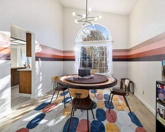 FunStation 2800sqft Reno Getaway for All Ages - Sparks - Dining room