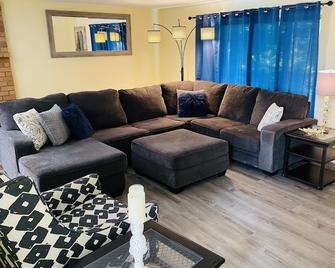 Spacious and Quiet home on Cul-de-Sac close to airport. - Auburn - Living room