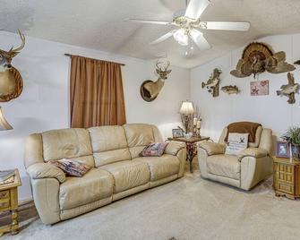 Alabama River Retreat Dock, Fire Pit, Gr - Camden - Living room