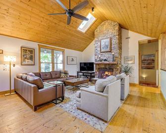 Near Skiing and Hiking Serene Home in Sapphire! - Sapphire - Sala de estar