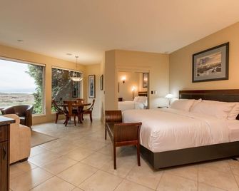 The Lagoon Suite at The Estuary Inn - Nanoose Bay - Bedroom
