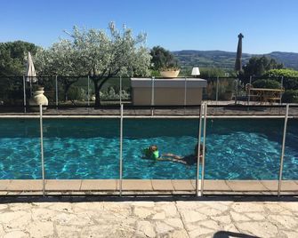 Chambres d'hôtes - La Villa des Poètes - Nyons - Piscina