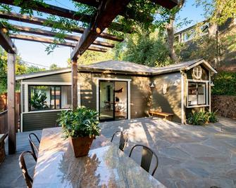 Sunny 2 Bedroom Garden Cottage with Hot Tub on Topanga State Park - Topanga - Patio
