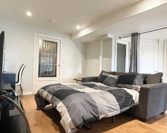 Ella's Cozy Retreat at Richmond Hill - Richmond Hill - Bedroom
