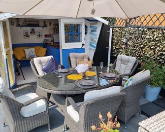Dungarvon House B&B, Hot Tub, Garden, Summerhouse, Electric Vehicle Point , 3 Bedroom Options - Worle - Patio