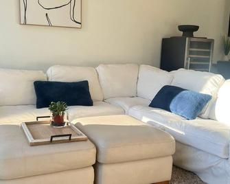 Live Like A Tourist In Langford Downtown - Langford - Living room