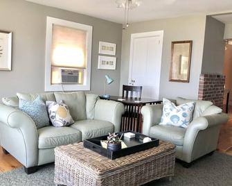 Overlooking Harbor and Penobscot Bay - Downtown - Rockland - Living room