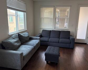 Cozy Charm Newark Retreat with Free Wifi and AC - Newark - Living room