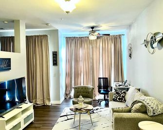 Beautiful Uptown Adventure Apartment - שרלוט - סלון