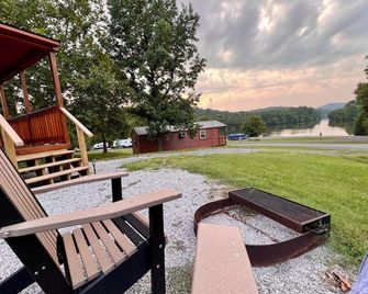 Tranquil Cabin on Lake, 1 hour east of Nashville. Nearby Waterfalls. - Buffalo Valley - Patio