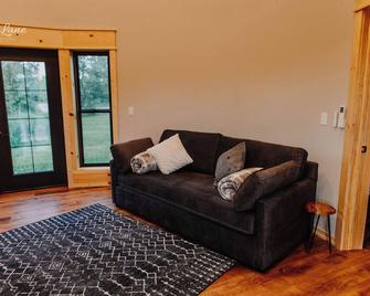 Quaint handicap accessible cabin- Perfect for a cozy getaway - Bancroft - Living room