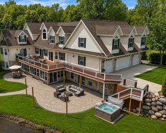 Stunning 7,500sf Estate w/ Gym, Hot Tub & More! - Clarkston - Building