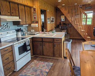 Charming Clean Cabin w/ Shared Pool & Incredible Lake Views! - South Haven - Kitchen