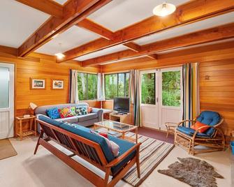 Parehopu Lake House - Taupo Holiday Home - Kuratau - Pokój dzienny