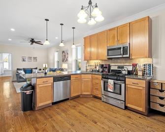 The Irving Park Hideaway – Prime Location w/ Patio & Parking! - Chicago - Kitchen