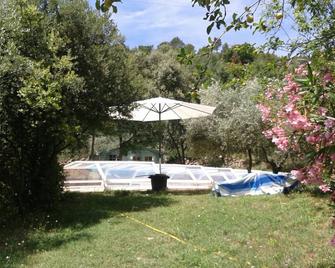 Cotignac and rock at the heart of Green Provence, 25km Verdon Gorge - Cotignac - Piscina